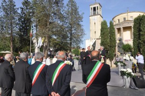 davanti alla cattedrale di Aquino, il sindaco Grincia dà il benvenuto al nuovo vescovo Antonazzo...27 aprile 2013