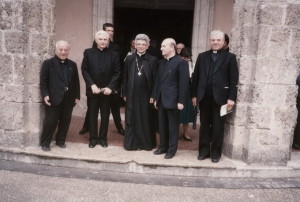 il cardinale Ratzinger sul porta della cattedrale di Aquino nel 1991