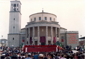 una manifestazione davanti alla cattedrale di Aquino nel 1974