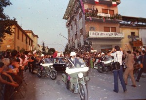 Paolo VI festeggiato lungo le strade si Aquino