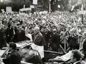 il papa Paolo VI arriva in piazza san Tommaso ad Aquino..1974