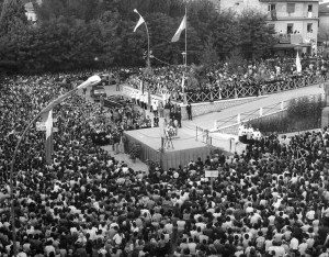 una veduta di piazza san Tommaso durante la celebrazione di Paolo VI